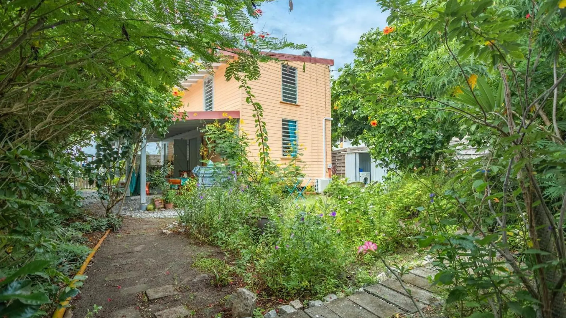 Appartement d'une chambre a Le Carbet a 1 m de la plage avec vue sur la mer jardin clos et wifi